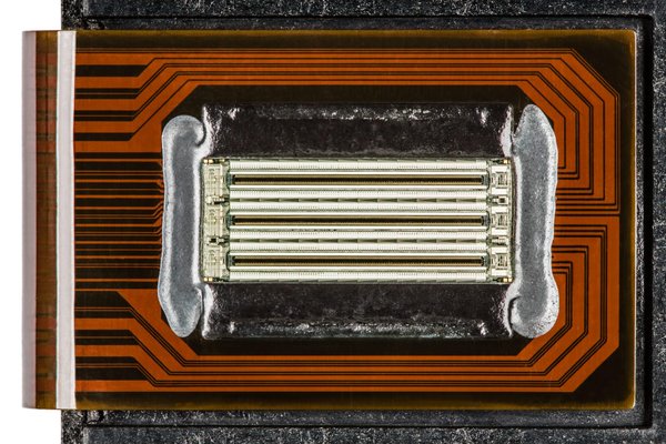 Comment la miniaturisation affecte-t-elle la performance des composants informatiques ?